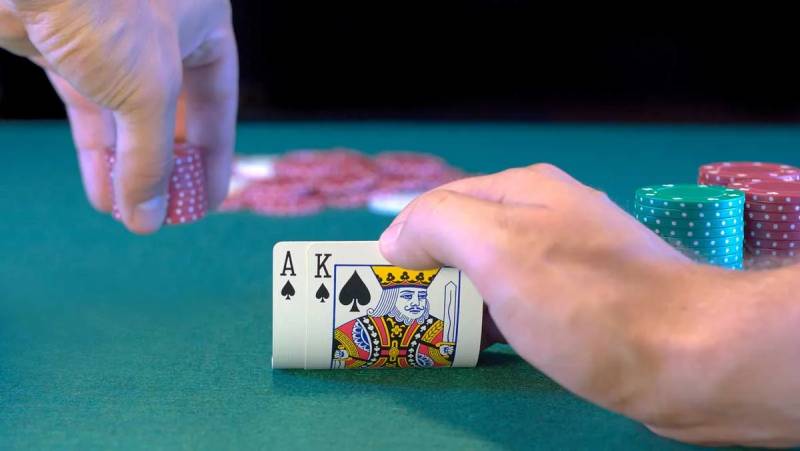Cách Đọc Bài Trong Poker Và Dự Đoán Chiến Thuật Đối Thủ 6 Biết cách giấu thông tin