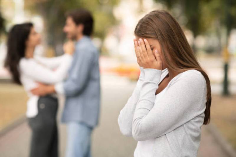 Mơ thấy người yêu cũ đi với người khác